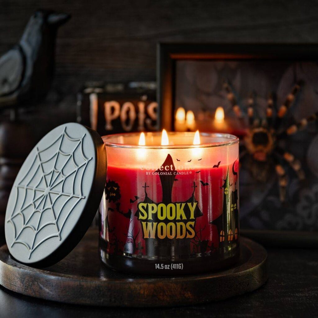 Colonial Candle Halloween z kolekcji Haunted sojowa świeca zapachowa w szkle 3 knoty 14.5 oz 411 g - Spooky Woods
