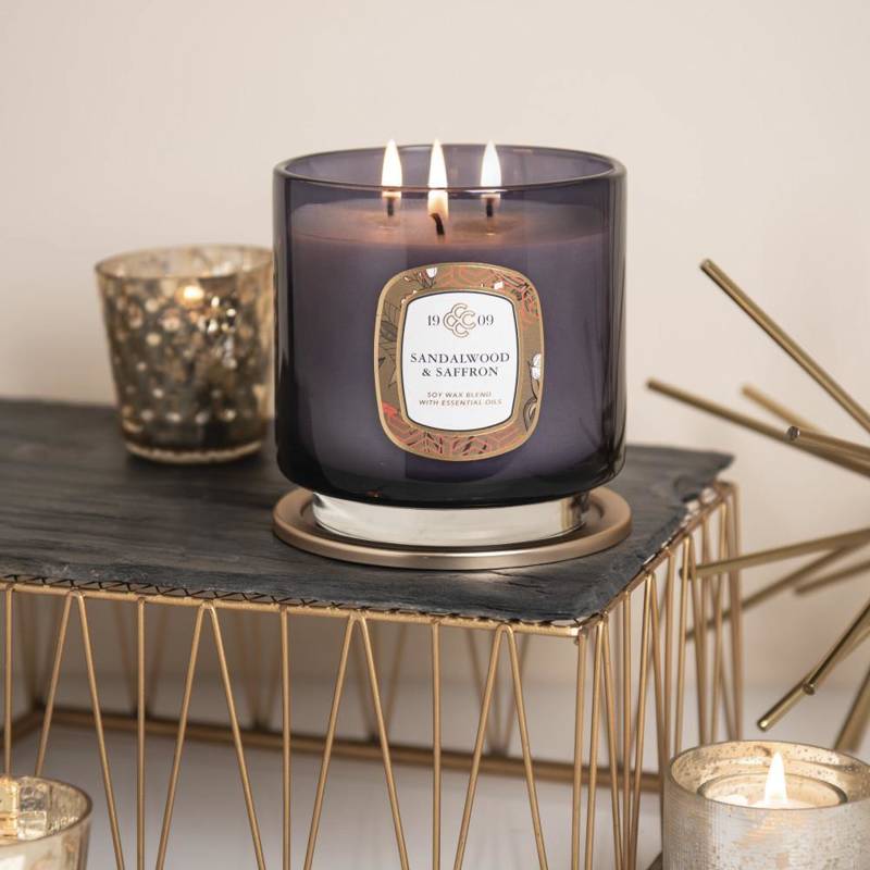 Colonial Candle 1909 sojowa świeca zapachowa w szkle 3 knoty 20 oz 567 g - Sandalwood & Saffron