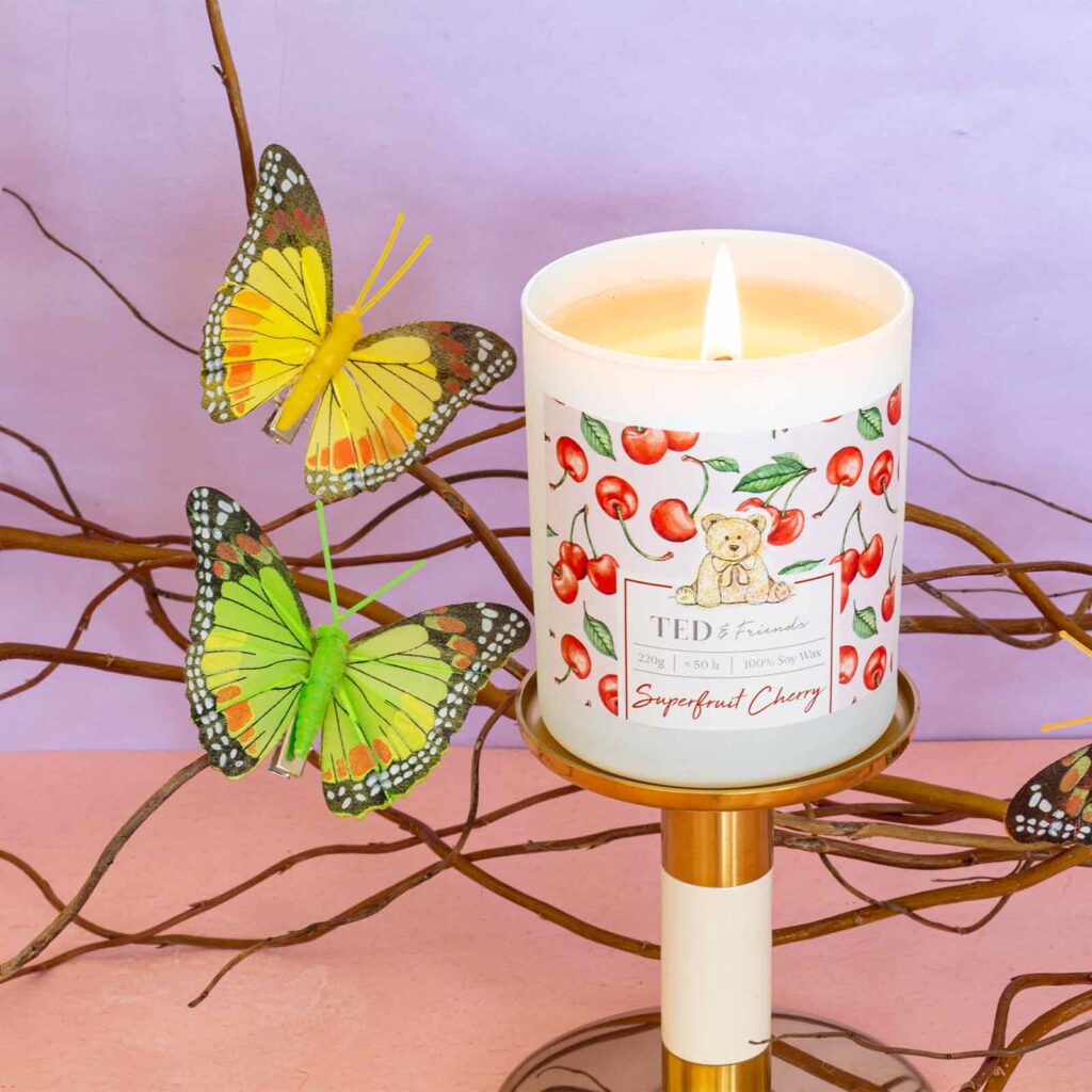 Ted & Friends sojowa świeca zapachowa w białym szkle 220 g - Superfruit Cherry