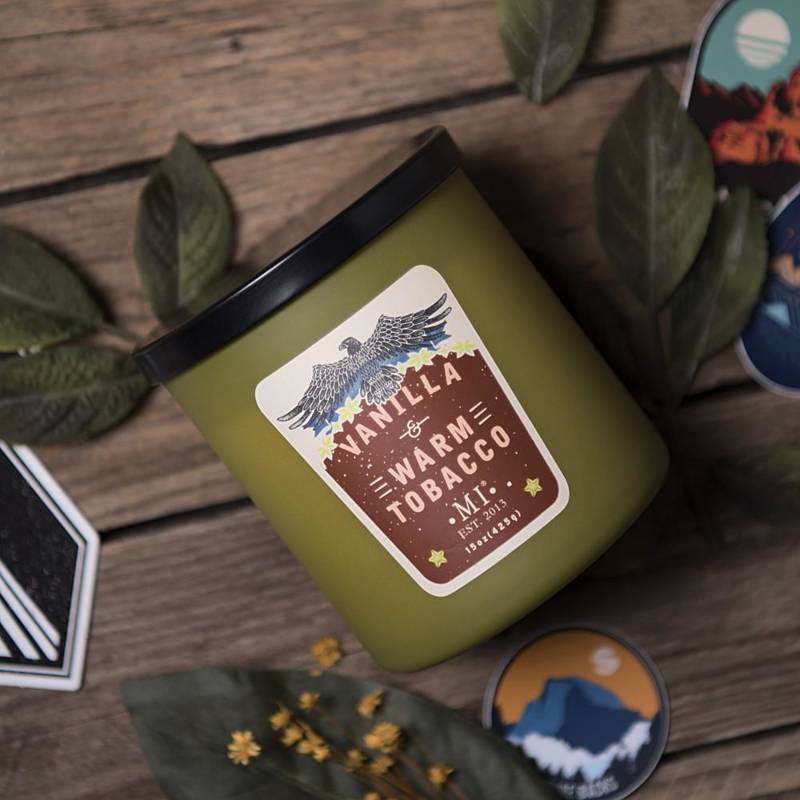 Colonial Candle All American męska sojowa świeca zapachowa w szkle 15 oz 425 g - Vanilla & Warm Tobacco