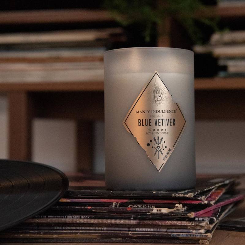 Colonial Candle Rebel sojowa męska świeca zapachowa w szkle 22 oz 623 g - Blue Vetiver